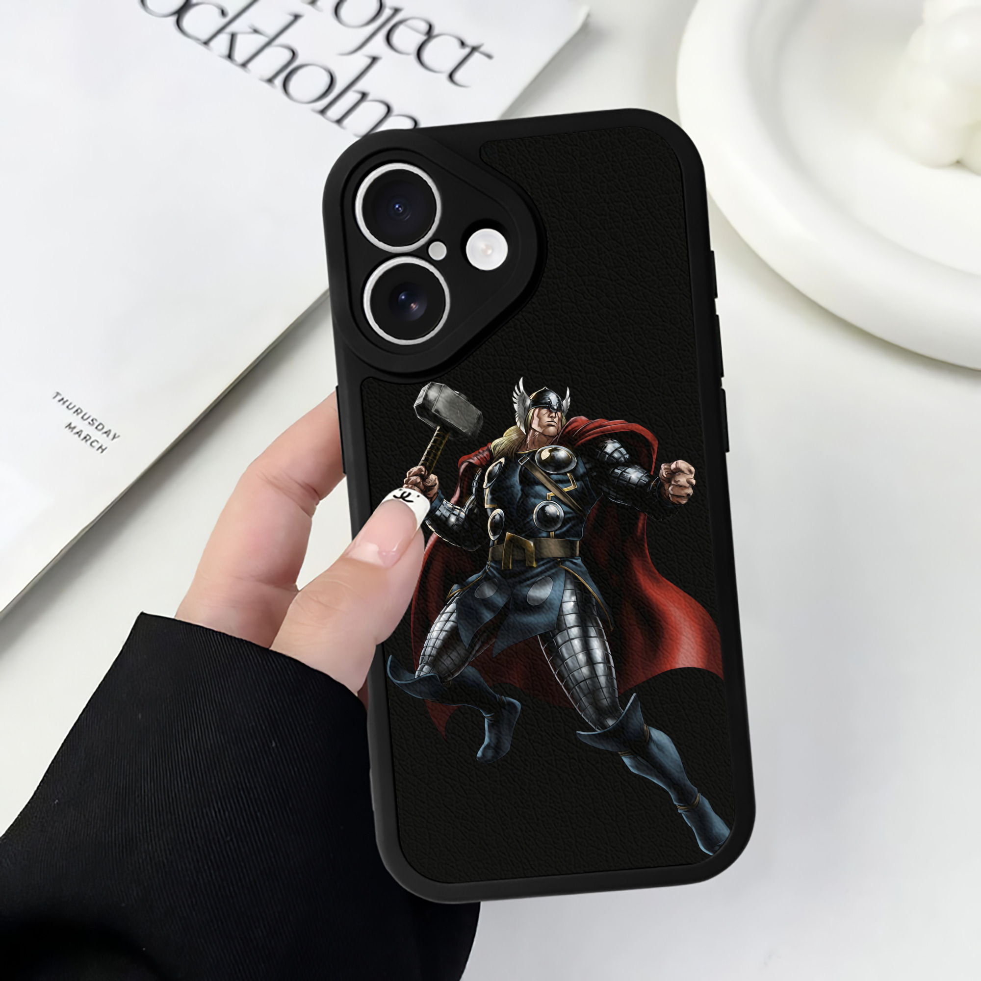 （画像用） アベンジャーズ The Avengers 【iPhone 16シリーズ対応】シリコンスマホケース（レザー調） 材質：シリコン